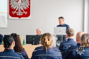 Na zdjęciu policjanci podczas odprawy służbowej.