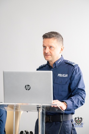 Na zdjęciu policjanci podczas odprawy służbowej.