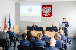 Na zdjęciu policjanci podczas odprawy służbowej.