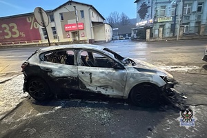 Na zdjęciu uszkodzony w wyniku podpalenia samochód osobowy.