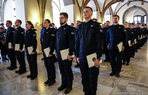 Na zdjęciu policjanci podczas oficjalnego ślubowania.