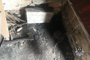 Na zdjęciu miejsce w piwnicy, przez które mężczyzna wykradał węgiel.