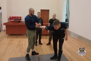 Na zdjęciu policjanci przy policyjnym stoisku profilaktycznym.