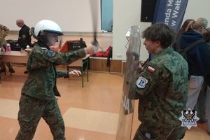 Na zdjęciu policjanci przy policyjnym stoisku profilaktycznym.
