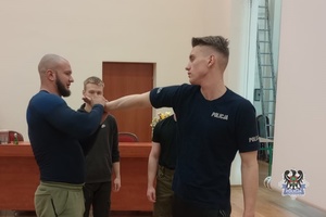 Na zdjęciu policjanci przy policyjnym stoisku profilaktycznym.