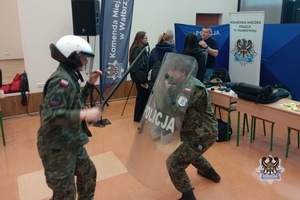 Na zdjęciu policjanci przy policyjnym stoisku profilaktycznym.