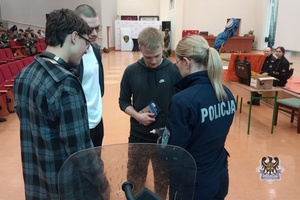 Na zdjęciu policjanci przy policyjnym stoisku profilaktycznym.