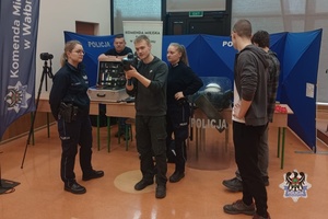 Na zdjęciu policjanci przy policyjnym stoisku profilaktycznym.