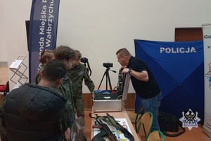 Na zdjęciu policjanci przy policyjnym stoisku profilaktycznym.