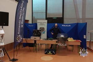 Na zdjęciu policjanci przy policyjnym stoisku profilaktycznym.