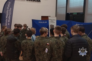 Na zdjęciu policjanci przy policyjnym stoisku profilaktycznym.