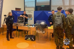 Na zdjęciu policjanci przy policyjnym stoisku profilaktycznym.
