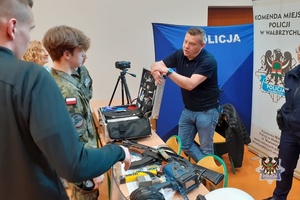 Na zdjęciu policjanci oraz uczestnicy dnia otwartego uczelni.