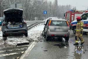 Na zdjęciu służby ratownicze oraz uszkodzone w wyniku wypadku samochody.
