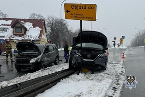 Na zdjęciu służby ratownicze oraz uszkodzone w wyniku wypadku samochody.