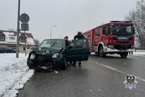 Na zdjęciu służby ratownicze oraz uszkodzone w wyniku wypadku samochody.