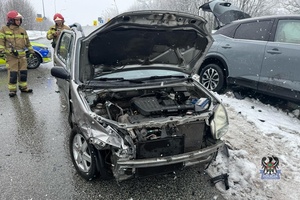 Na zdjęciu służby ratownicze oraz uszkodzone w wyniku wypadku samochody.