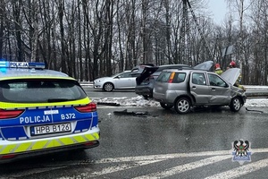 Na zdjęciu służby ratownicze oraz samochód biorący udział w wypadku.
