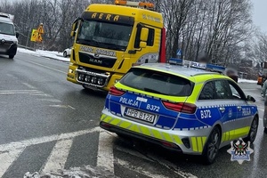 Na zdjęciu służby ratownicze oraz samochód biorący udział w wypadku.