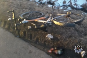 Na zdjęciu rower leżący w rowie.