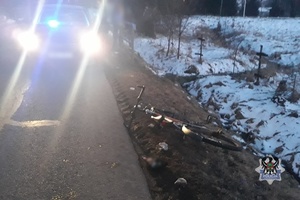 Na zdjęciu nieoznakowany radiowóz oraz rower leżący w rowie.