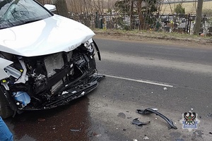 Na zdjęciu uszkodzony w wyniku kolizji drogowej samochód.