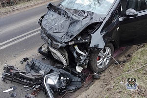 Na zdjęciu uszkodzony w wyniku kolizji drogowej samochód.