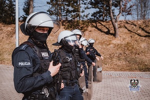 Na zdjęciu policjanci podczas ćwiczeń na obiekcie sportowym.