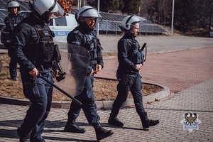 Na zdjęciu policjanci podczas ćwiczeń na obiekcie sportowym.