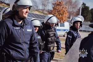 Na zdjęciu policjanci podczas ćwiczeń na obiekcie sportowym.