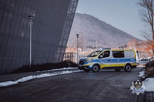 Na zdjęciu policjanci podczas ćwiczeń na obiekcie sportowym.
