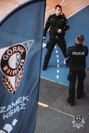 Na zdjęciu policjanci podczas ćwiczeń na obiekcie sportowym.