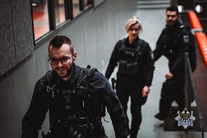 Na zdjęciu policjanci podczas ćwiczeń na obiekcie sportowym.