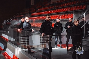 Na zdjęciu policjanci podczas ćwiczeń na obiekcie sportowym.