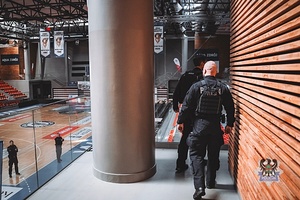 Na zdjęciu policjanci podczas ćwiczeń na obiekcie sportowym.