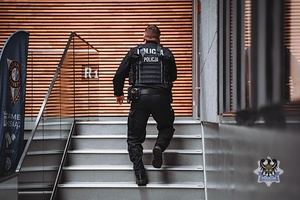 Na zdjęciu policjanci podczas ćwiczeń na obiekcie sportowym.