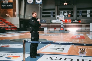 Na zdjęciu policjanci podczas ćwiczeń na obiekcie sportowym.