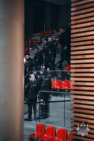 Na zdjęciu policjanci podczas ćwiczeń na obiekcie sportowym.