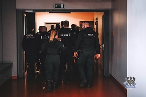 Na zdjęciu policjanci podczas ćwiczeń na obiekcie sportowym.