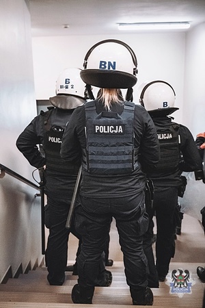 Na zdjęciu policjanci podczas ćwiczeń na obiekcie sportowym.