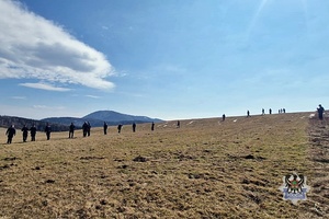 Na zdjęciu policjanci podczas ćwiczeń w terenie.