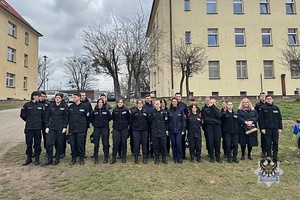Na zdjęciu policjanci oraz uczniowie podczas spotkania w oddziałach prewencji we Wrocławiu.