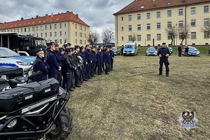 Na zdjęciu policjanci oraz uczniowie podczas spotkania w oddziałach prewencji we Wrocławiu.