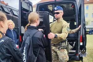 Na zdjęciu policjanci oraz uczniowie podczas spotkania w oddziałach prewencji we Wrocławiu.
