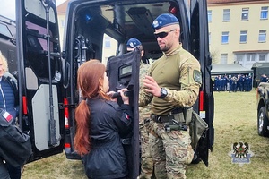 Na zdjęciu policjanci oraz uczniowie podczas spotkania w oddziałach prewencji we Wrocławiu.