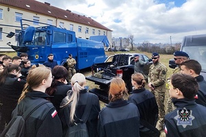 Na zdjęciu policjanci oraz uczniowie podczas spotkania w oddziałach prewencji we Wrocławiu.
