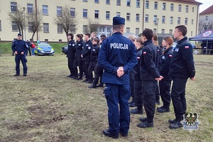 Na zdjęciu policjanci oraz uczniowie podczas spotkania w oddziałach prewencji we Wrocławiu.