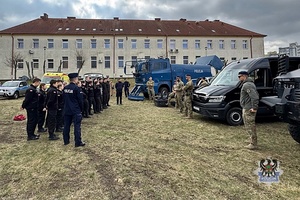 Na zdjęciu policjanci oraz uczniowie podczas spotkania w oddziałach prewencji we Wrocławiu.