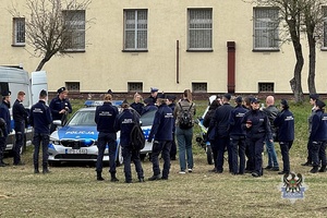 Na zdjęciu policjanci oraz uczniowie podczas spotkania w oddziałach prewencji we Wrocławiu.