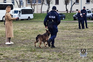 Na zdjęciu policjantka podczas pokazu psa służbowego.